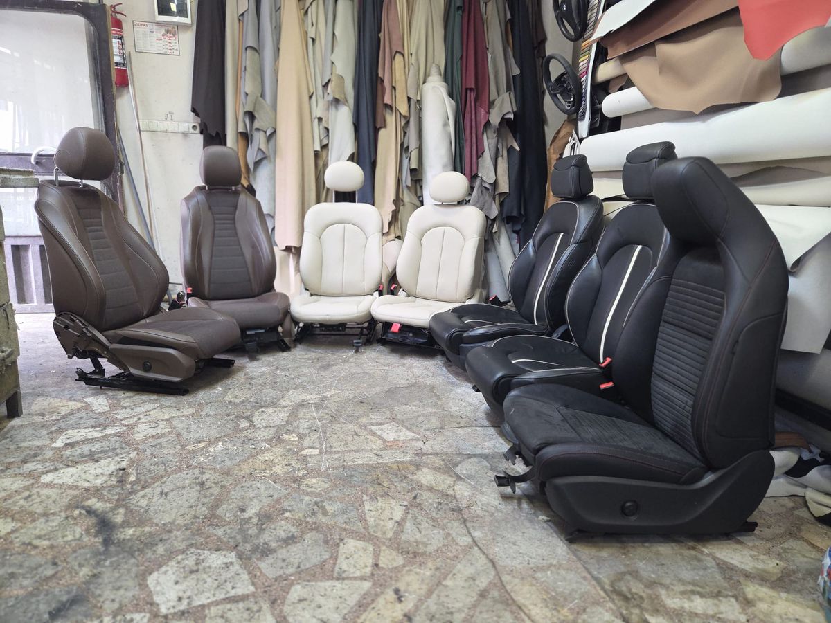 İçerenköy atölyesinde döşemesi yenilenen koltuklar ve deri ruloları
