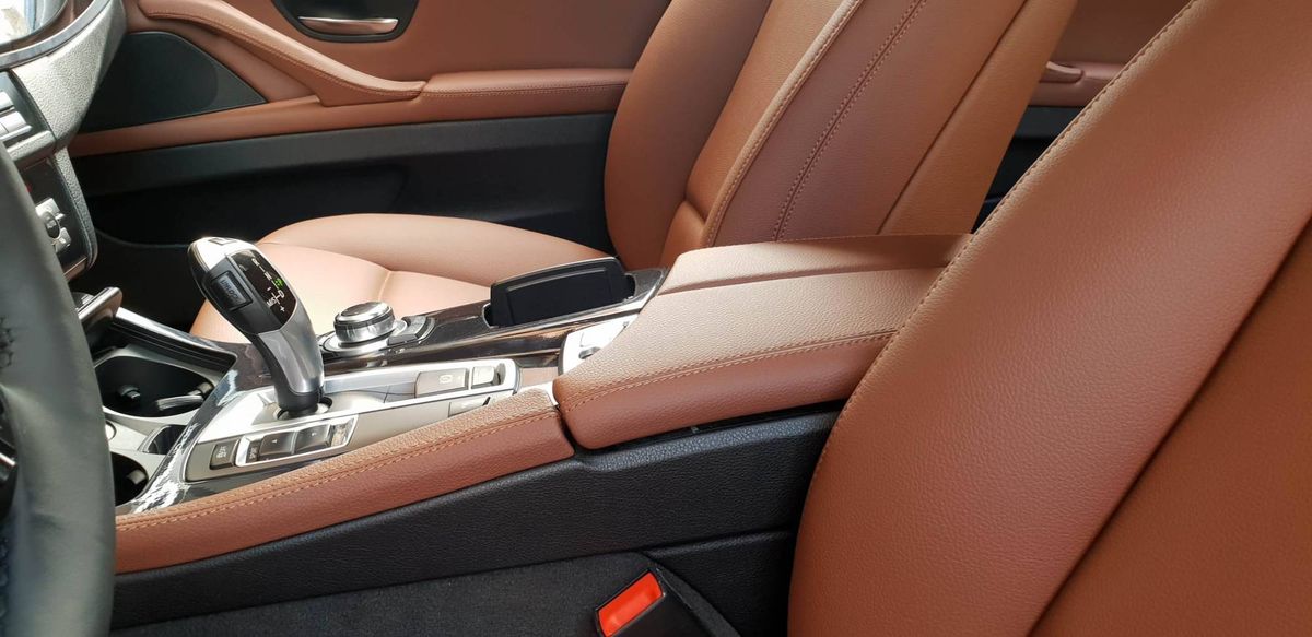 BMW 5 Serisi, Taba deri konsol ve kol dayama