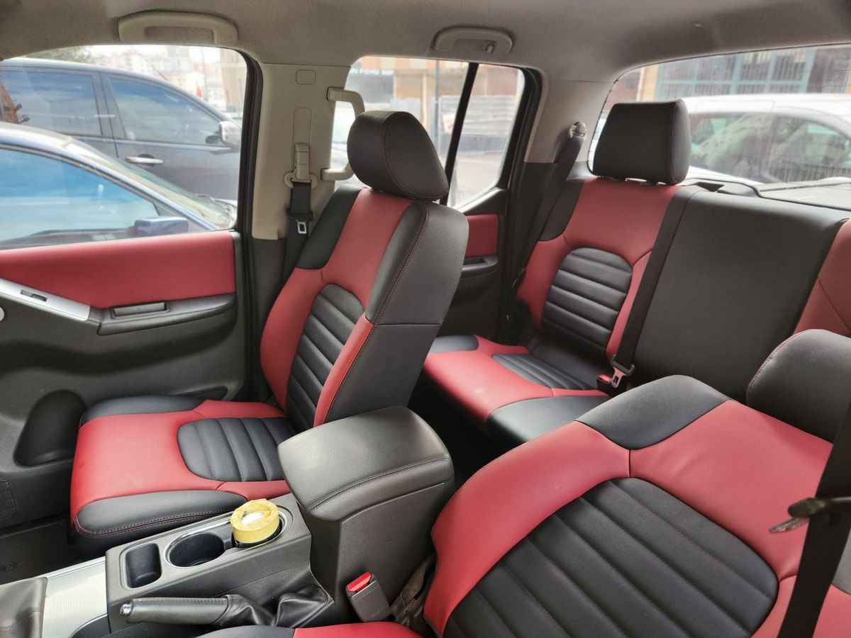 Nissan Navara, Siyah ve kırmızı, kapılar dahil