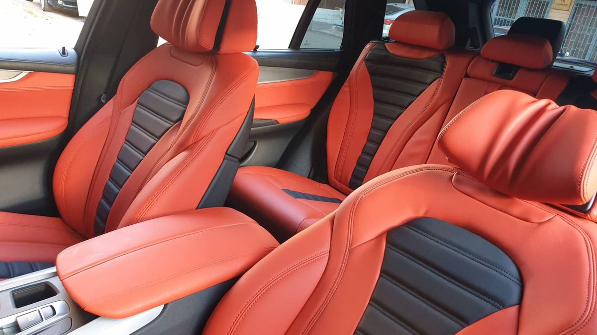 SUV, Turuncu ve siyah deri